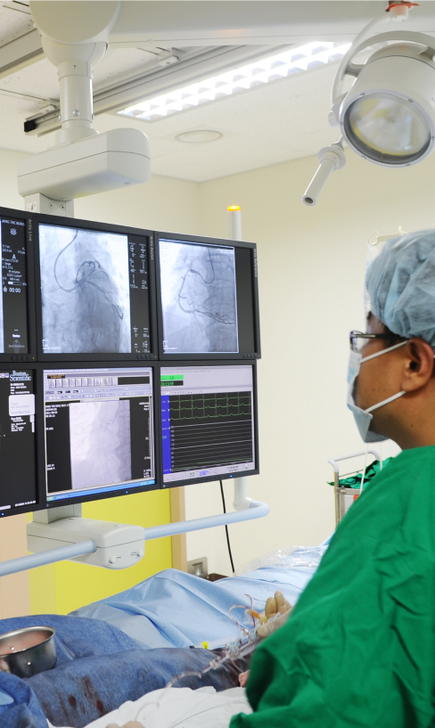 A heart expert performs an Electrophysiology Test and monitoring on the display screens.